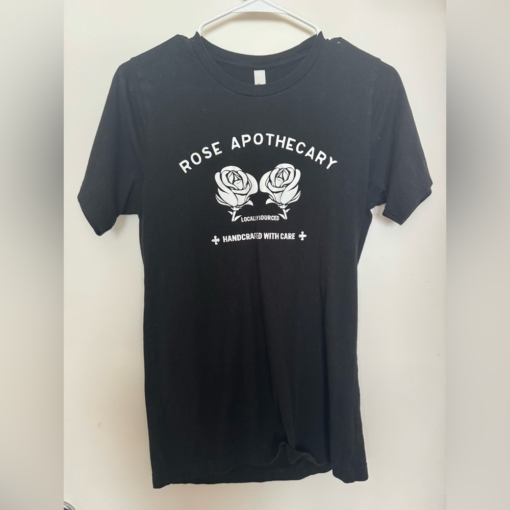 Bella t shirt rose apothecary tee. Women’s size small